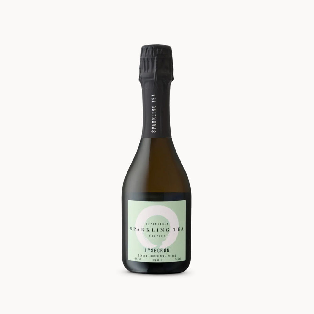 A bottle of Lysegrøn Sparkling Tea Complex from Refreshing, featuring a dark glass bottle with a black foil neck wrap and a pale sage green label.
