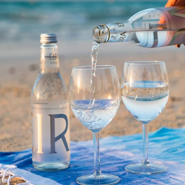 Rienne & EIRA_Bottles and glasses of sparkling water on a beach
