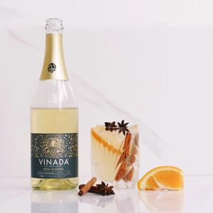Rienne_Vinada_Bottle of Vinada zero alcohol white wine with a glass of a non-alcoholic cocktail on a light background
