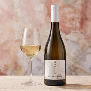 BOLLE Sauvignon Blanc at RIENNE poured into a wine glass, dealcoholized non-alcoholic white wine