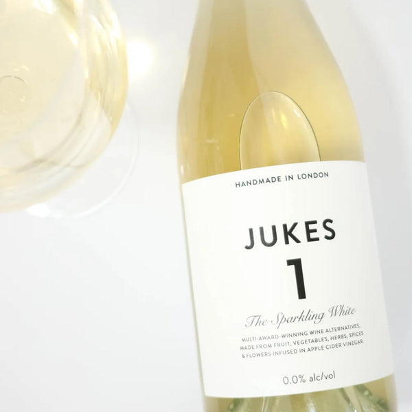 Close-up of the JUKES 1 The Sparkling White label at RIENNE, wine alternative made from fruit, herbs and apple cider vinegar, 0.0%