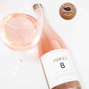 JUKES 8 The Sparkling Rosé at RIENNE poured into a wine glass, World Alcohol-Free Awards 2026 Bronze winner